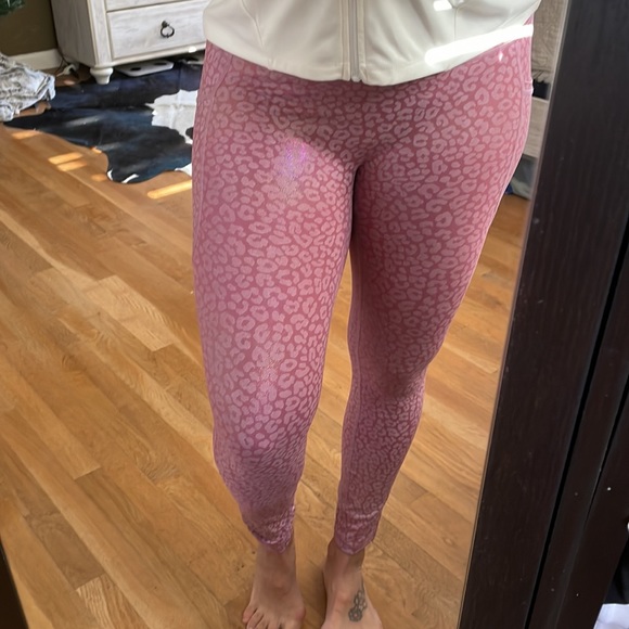 Tyc leggings in pink animal print. - Picture 4 of 5